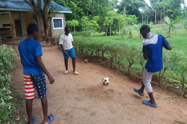 de jongere-spelen-voetbal-thuis-tijdens-lockdown-2020