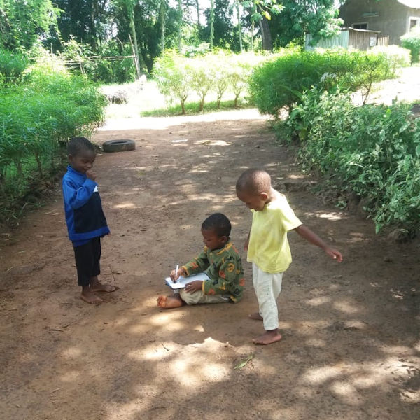 de-kleintjes-spelen-in-de-tuin-tijdens-lockdown-2020-kenia
