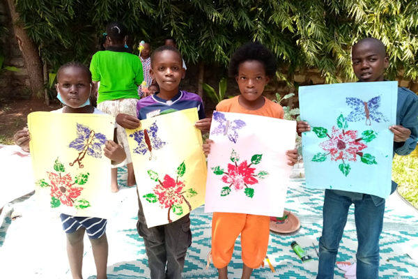 zomerkamp-2021-kinderen-schilderen-diani-childrens-village-kenia