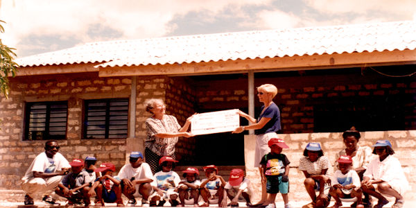 opening-stichting-diani-childrens-village-2001