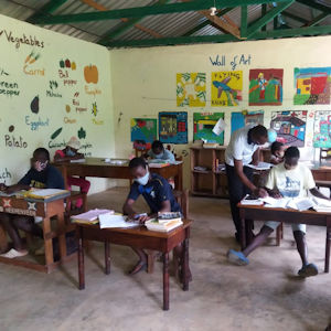 benjamin-geeft-les-aan-de-kinderen-van diani-childrens-village