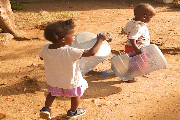 kinderen-helpen-huismoeders-diani-childrens-village-kenia