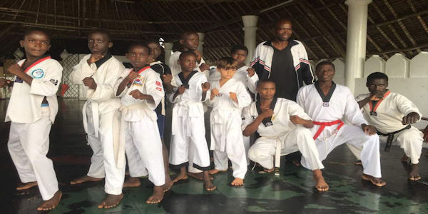 Kinderen van DCV sporten taekwondo