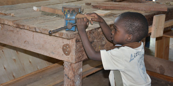 Kinderen ontdekken binnen Diani Childrens Village
